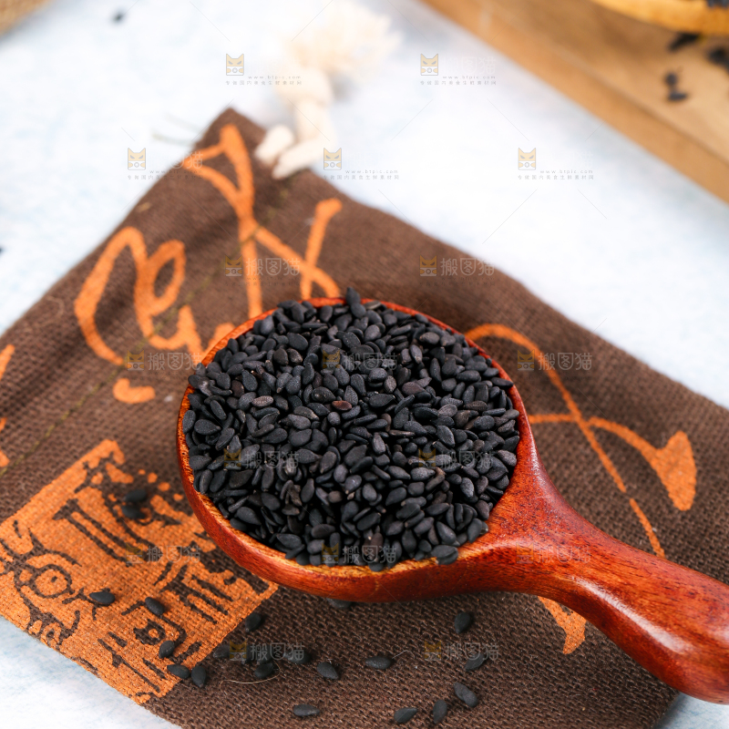 勺子里的黑芝麻粒