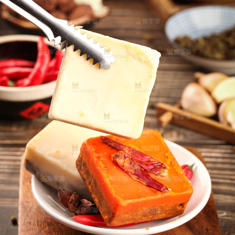 深底上放着鸳鸯火锅底料