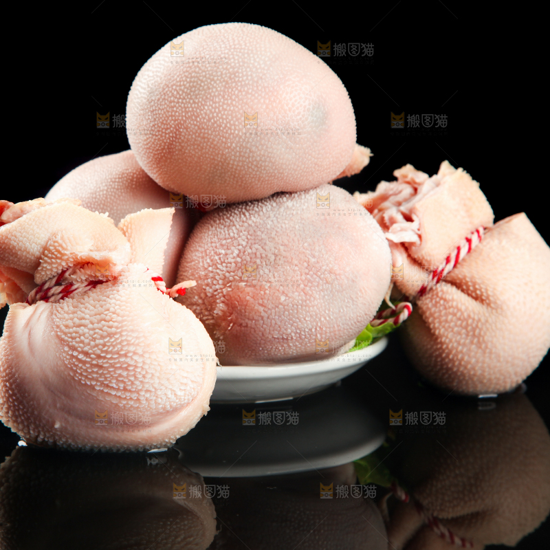 一盘羊肚包放在黑底上