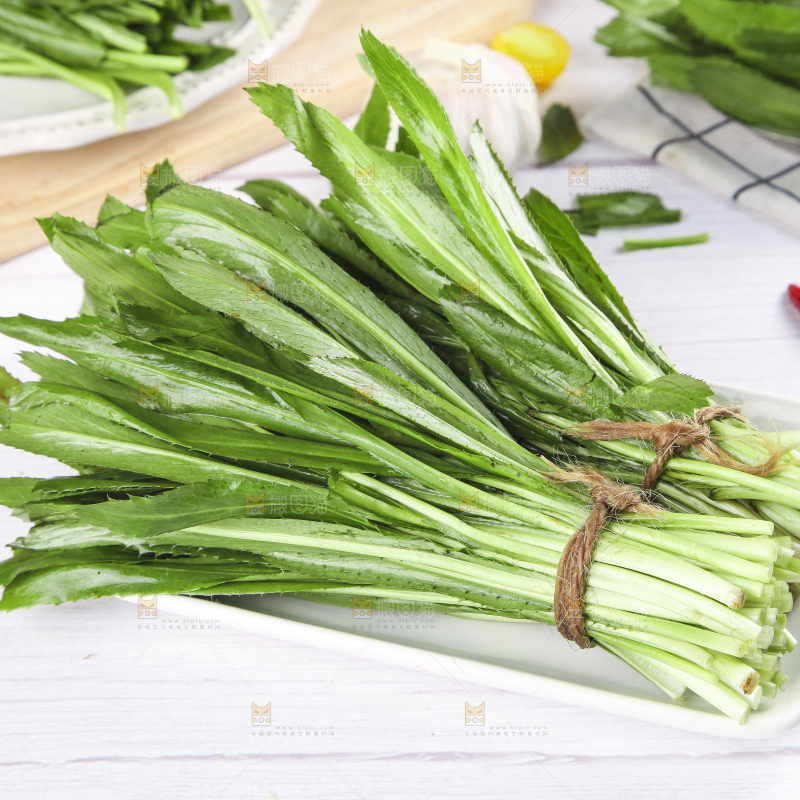 浅底上放着一盘大香菜