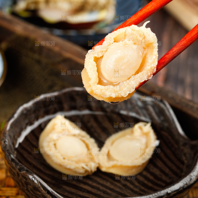 筷子夹着干鲍鱼