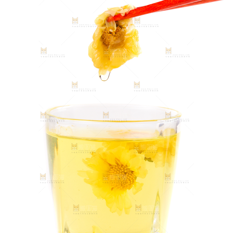 白底上放着一杯菊花茶