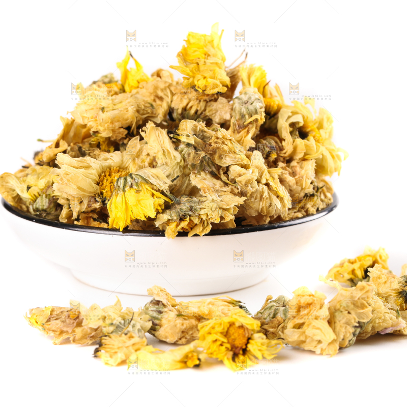 一筐大黄菊放在白底上
