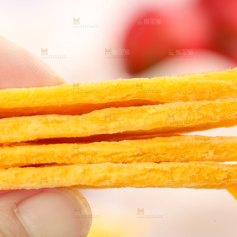 手拿芒果干