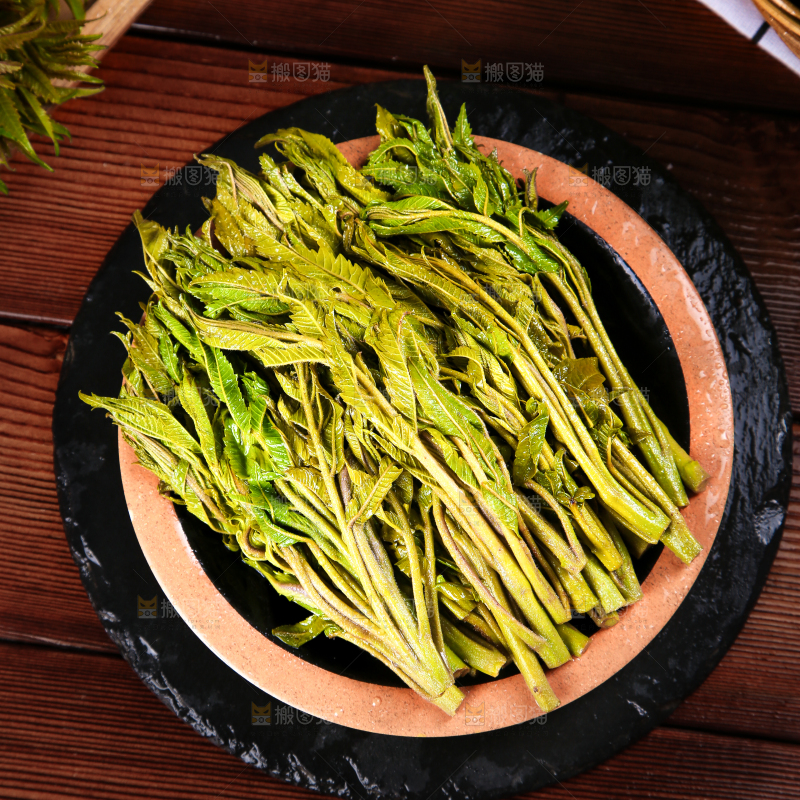 木底上放着一盘香椿芽