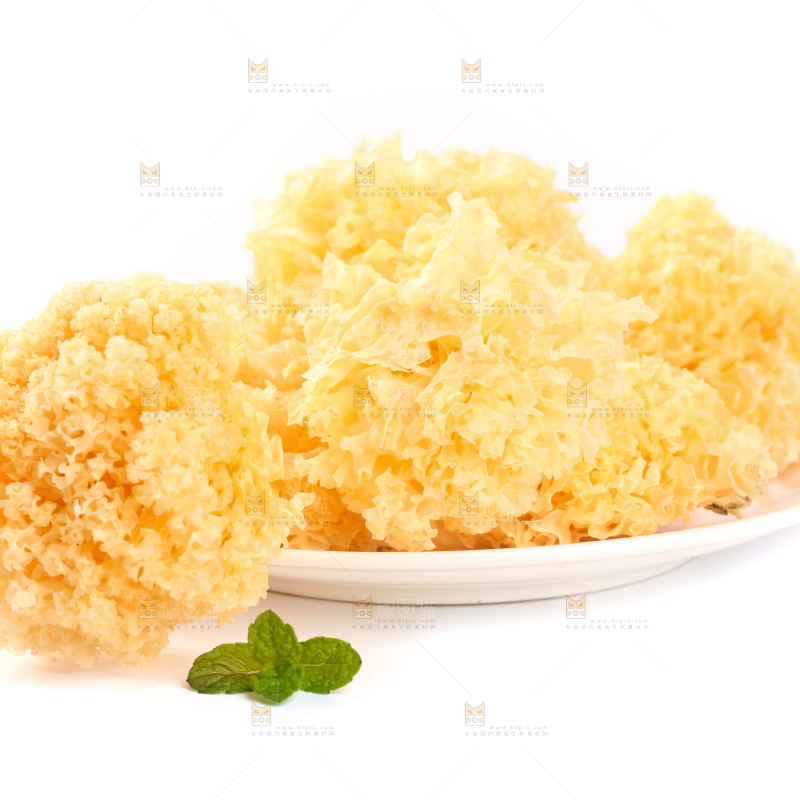 一盘雪耳放在白底上
