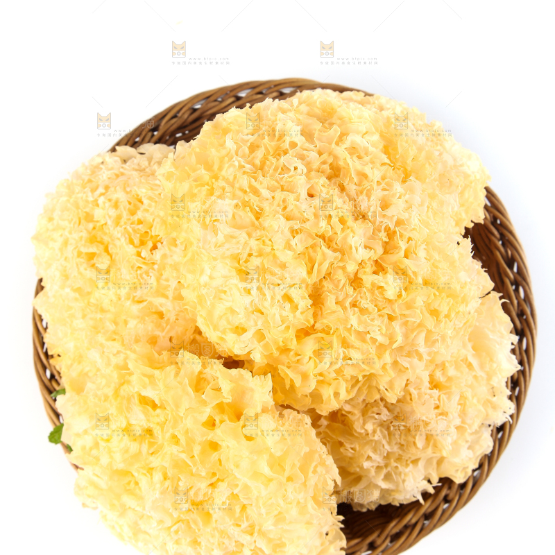 一筐糯银耳放在白底上