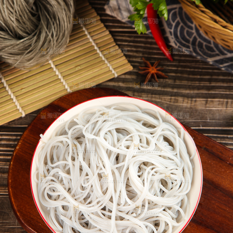 木底上放着一碗红薯粉