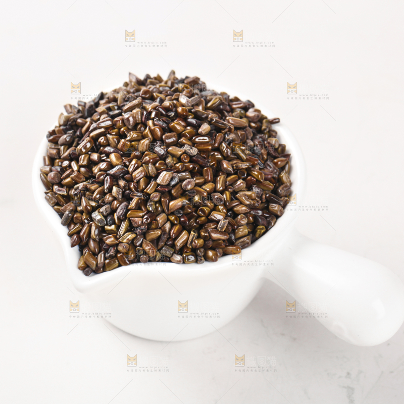 一杯决明子放在白底上
