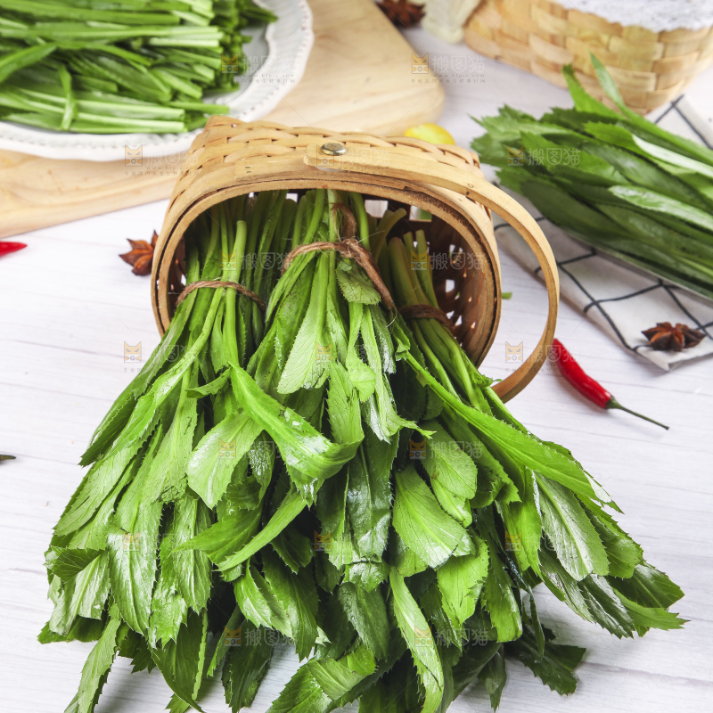 一筐刺香菜放在木底上
