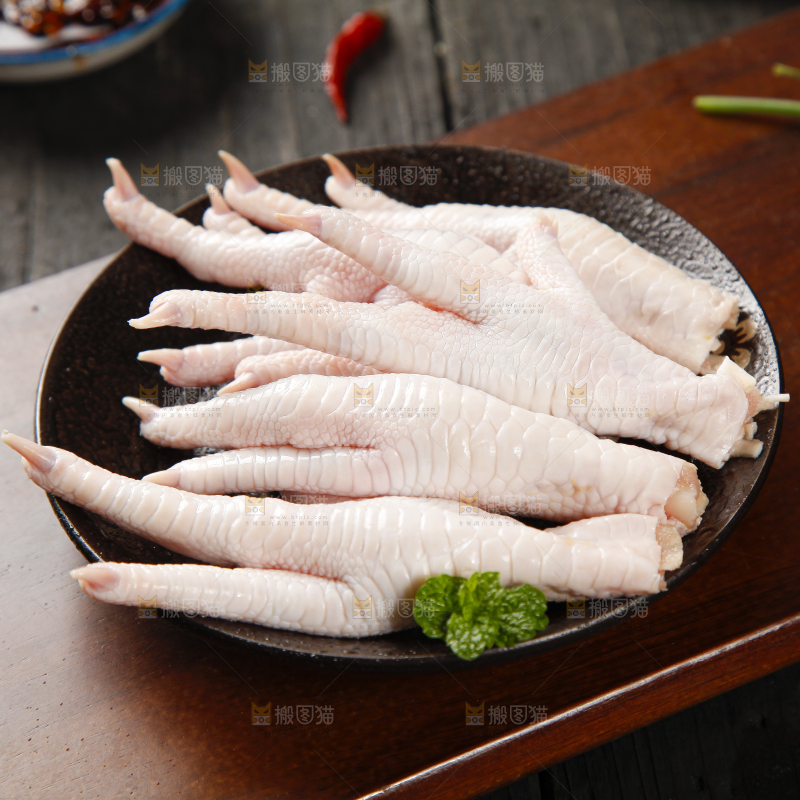 木板上放着一盘鸡爪子