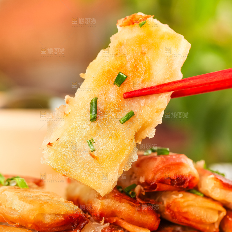 深底上放着一盘春卷