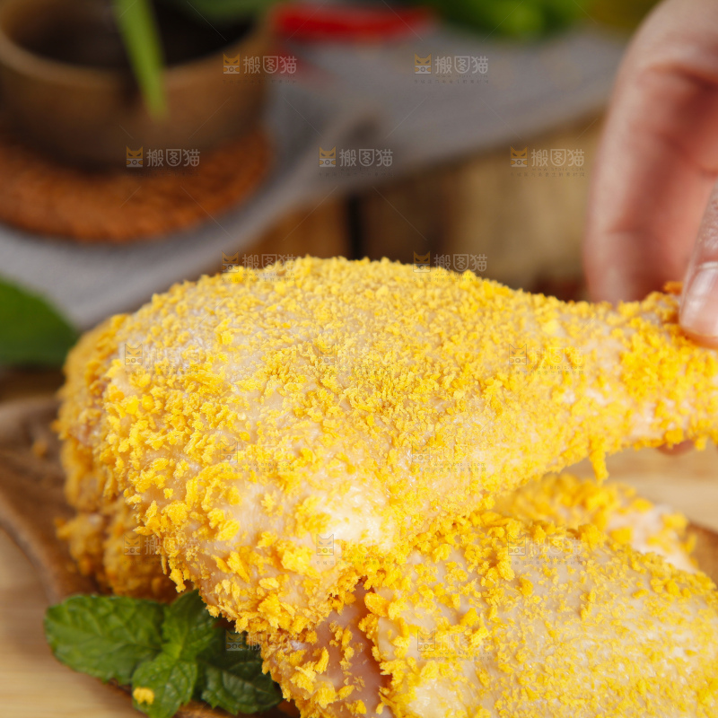 木板上裹着面包糠的鸡腿