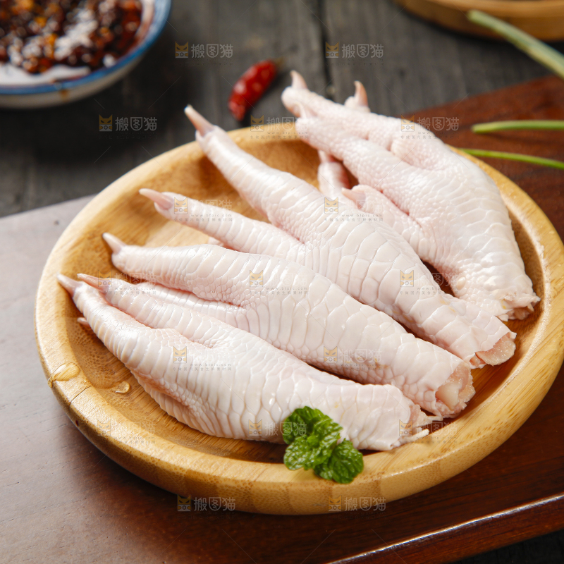 木板上放着一盘鸡爪子