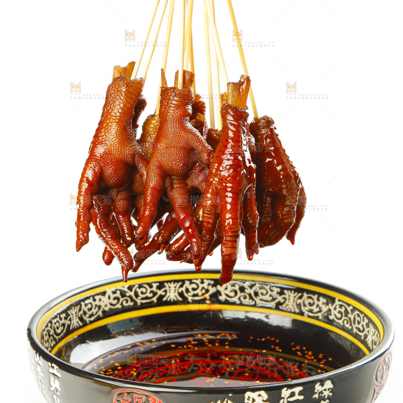 竹签上穿着酱香鸡爪