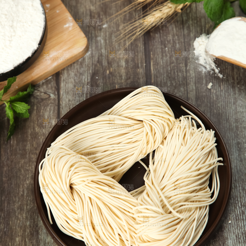 木板上放着一盘细面条