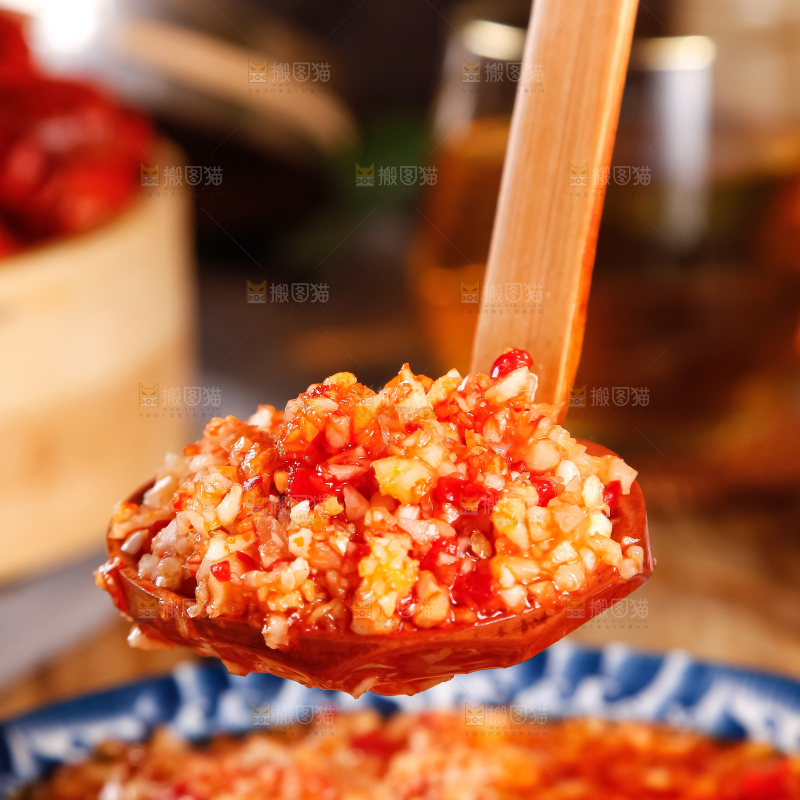 盘子里的蒜蓉调料