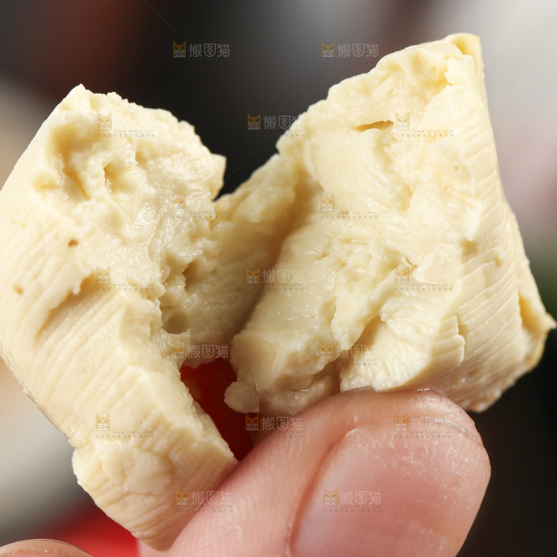 手上拿着包浆豆腐