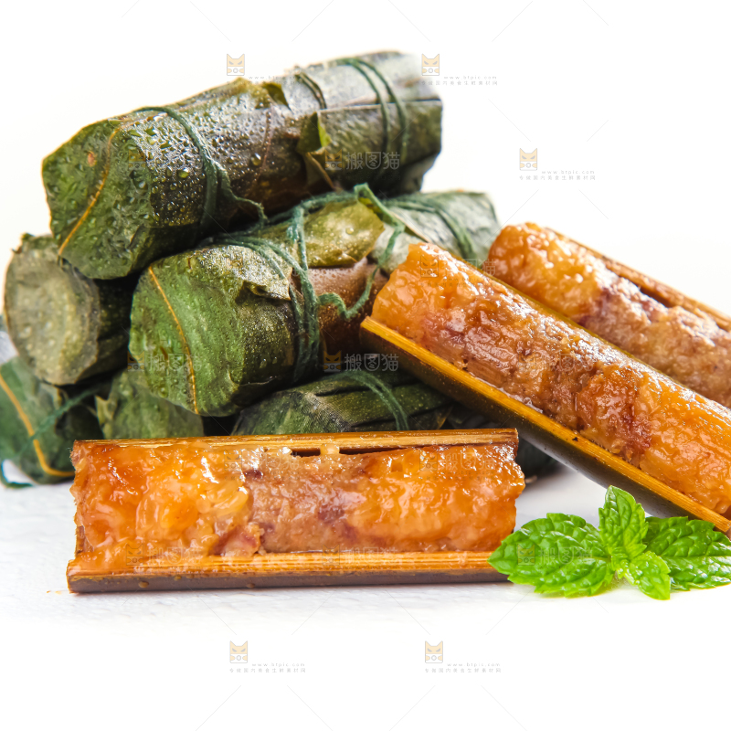 白底上放着竹筒肉粽
