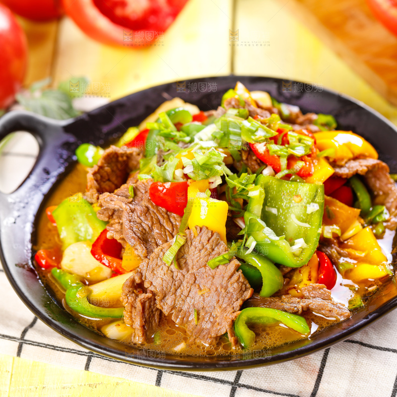 白格子上放着一盘菜椒烧牛肉