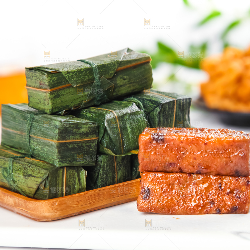 盘子里放着竹叶糕