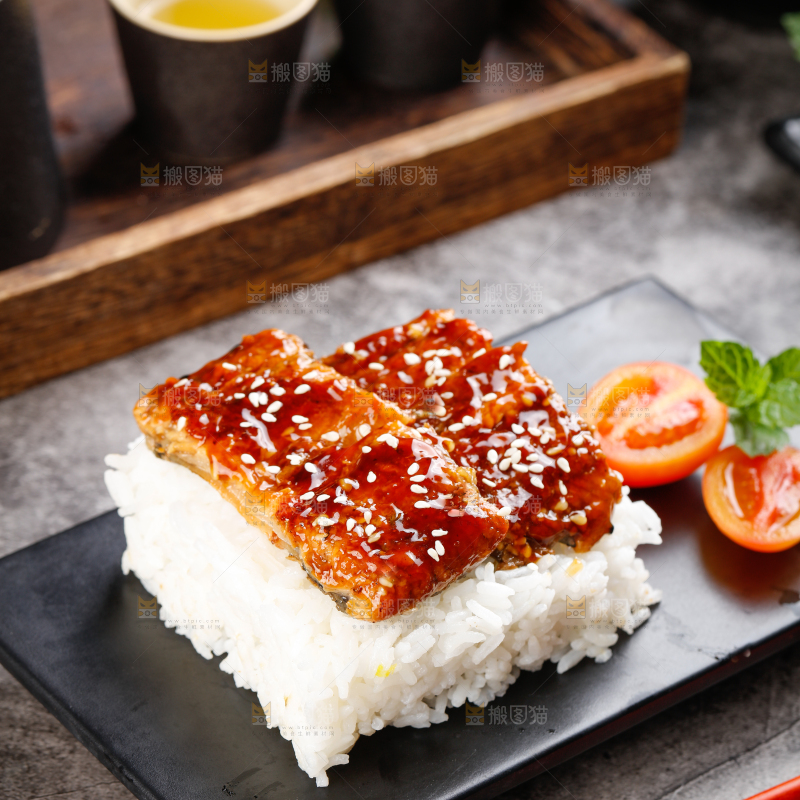 盘子里装着鳗鱼饭