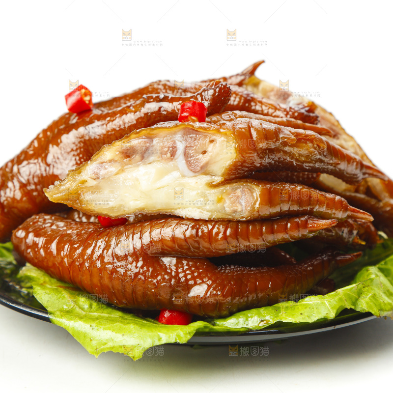 盘子里装着酱香鸡爪