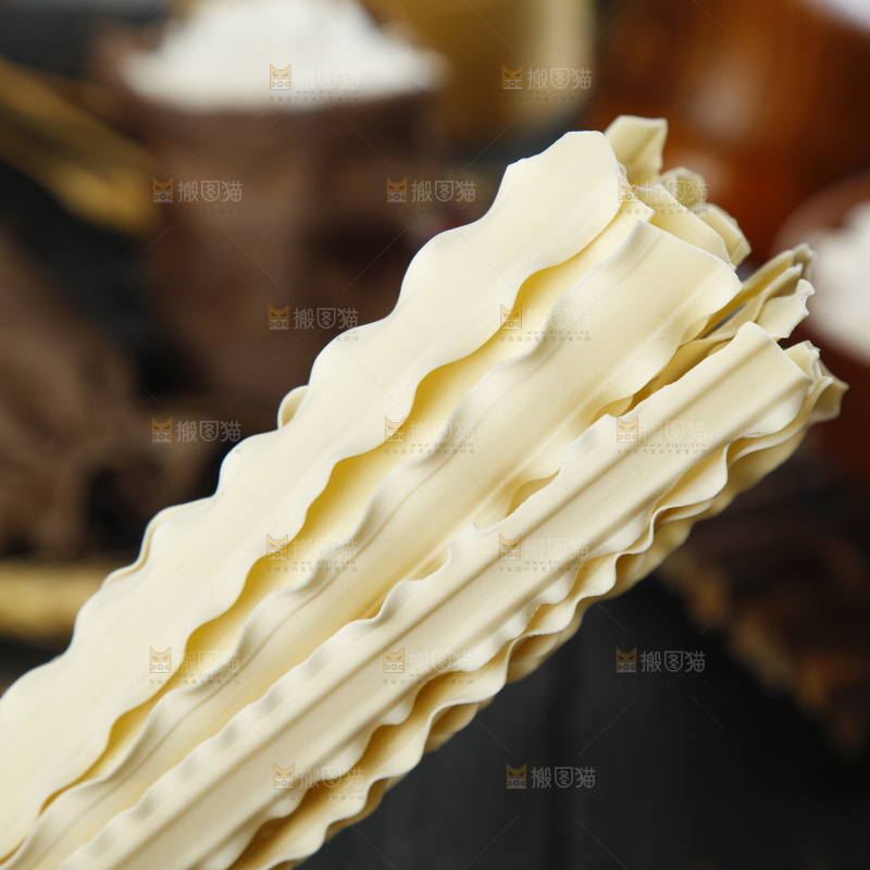 木板上放着手工刀削面