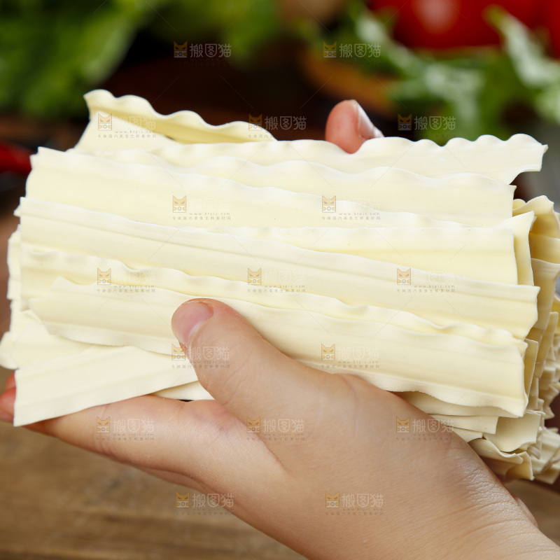 手上拿着手工刀削面