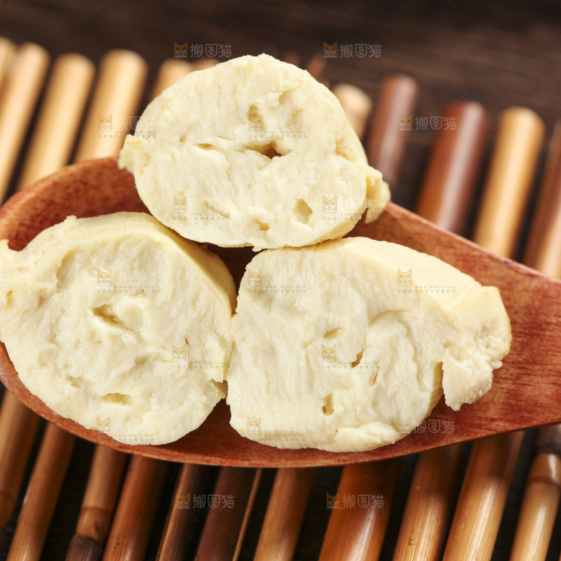 竹垫上放着云南包浆豆腐