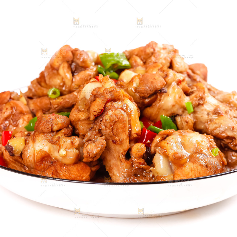盘子里装着烧鸡腿