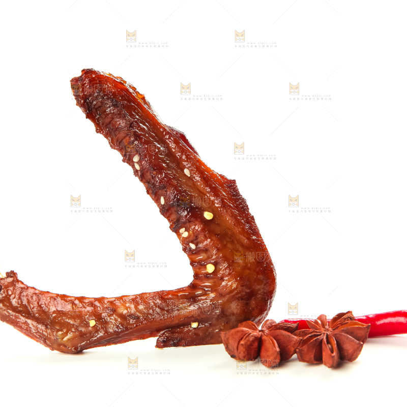 白底上放着酱香鸭翅