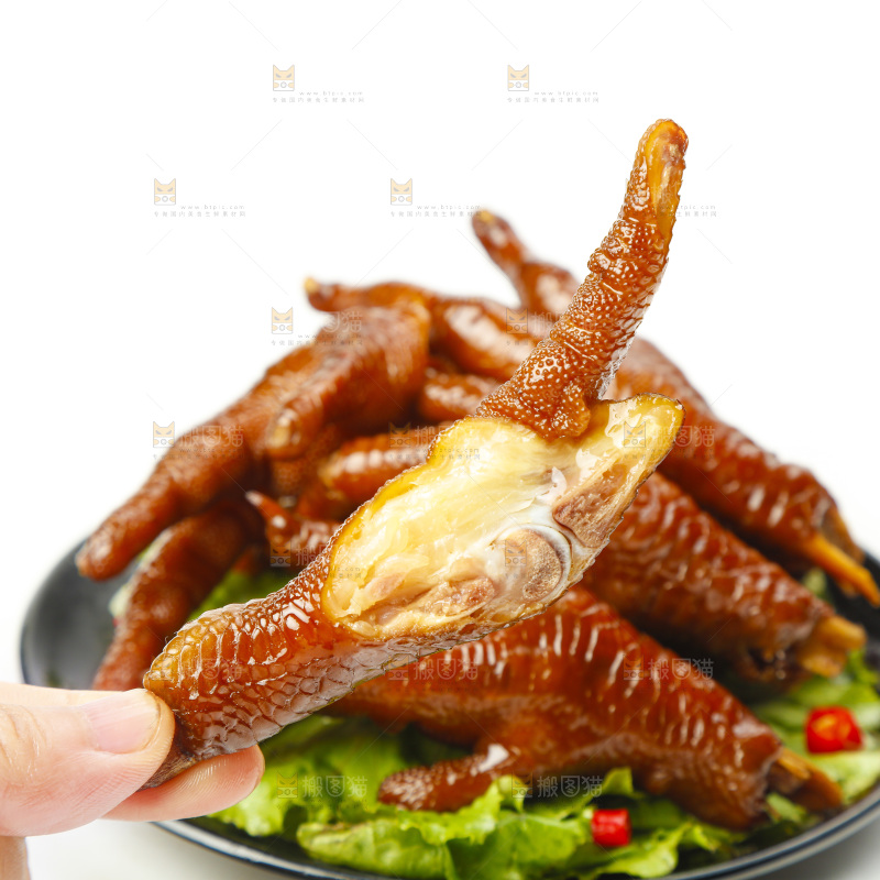 盘子里装着酱香鸡爪