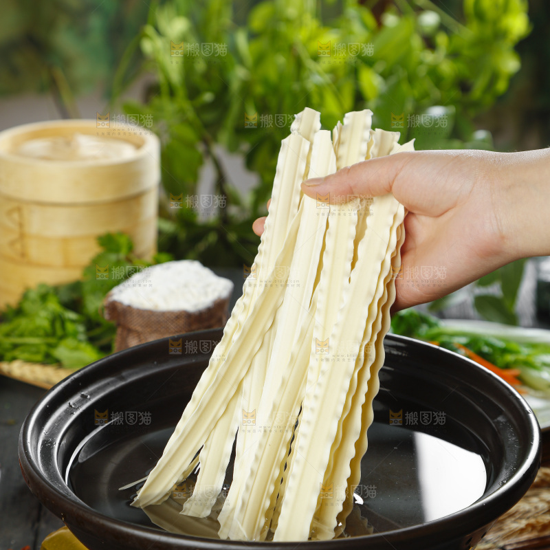 砂锅里放着刀削面
