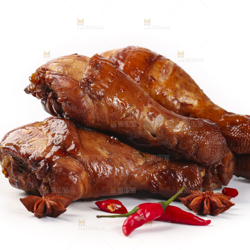 白底上摆放着香辣鸡腿