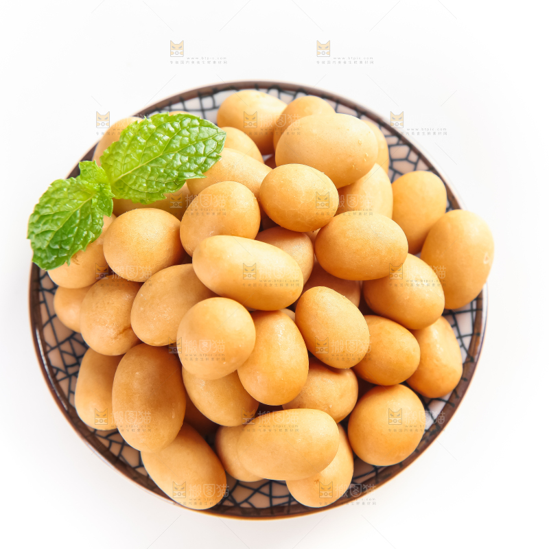 盘里装着鱼皮花生豆