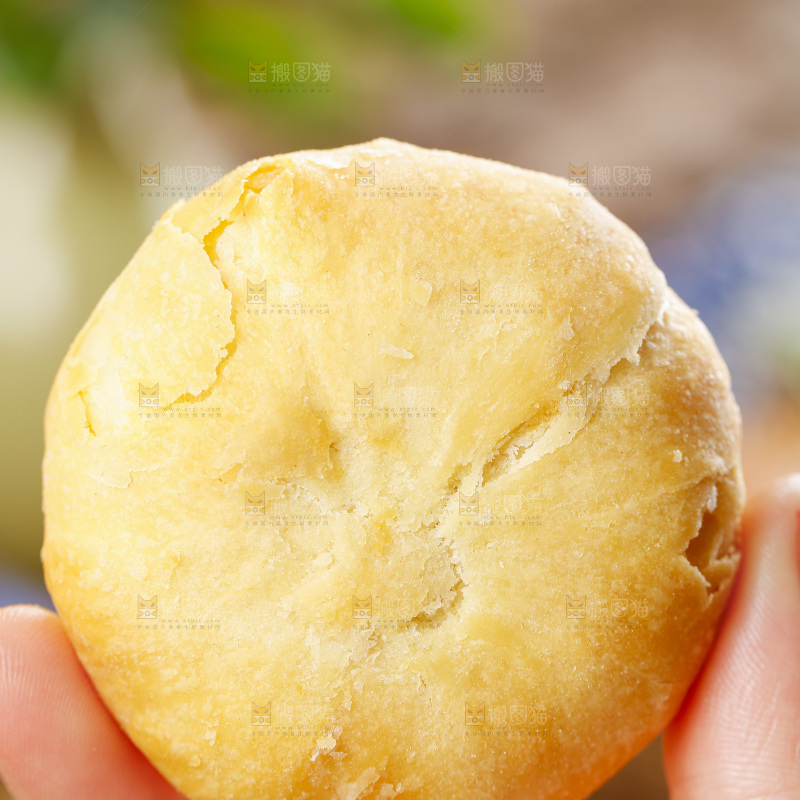 手里拿着老月饼