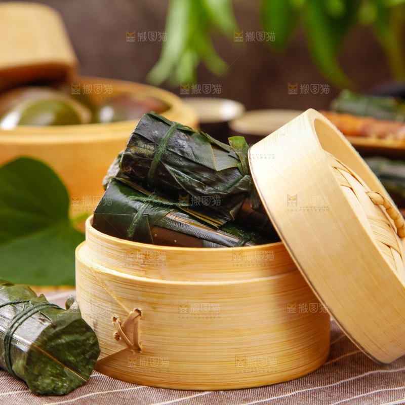 蒸笼里放着竹筒粽