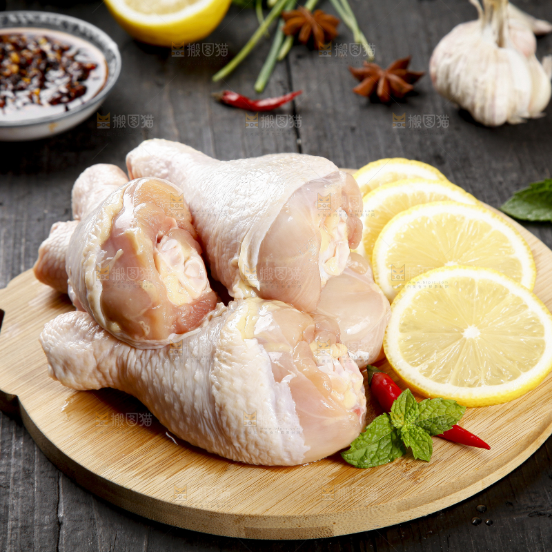 木板上放着一盘新鲜鸡腿