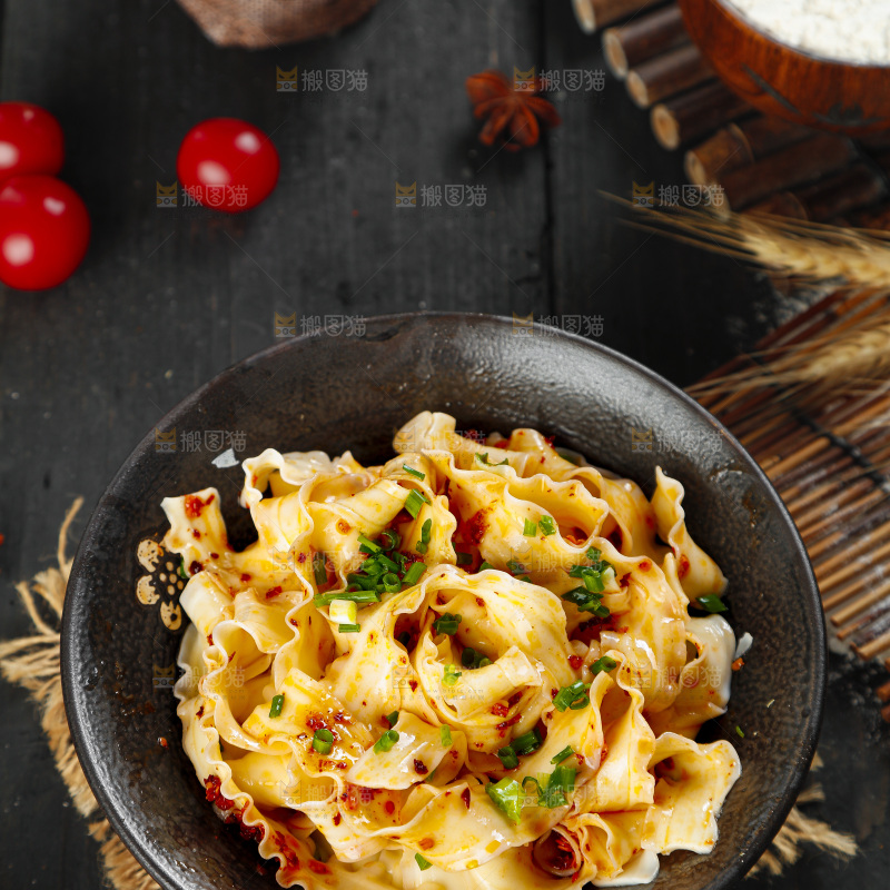 木底上放着拌面