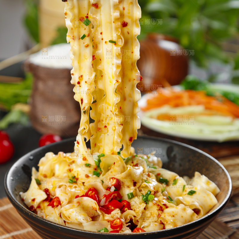 竹底上放着油泼面