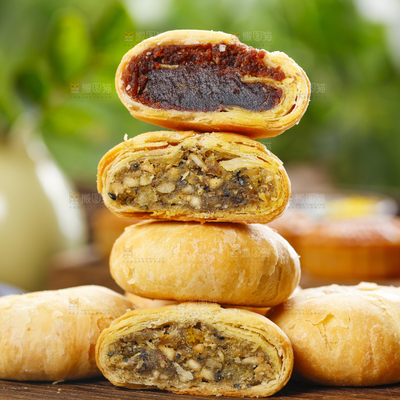 木板上的酥皮月饼