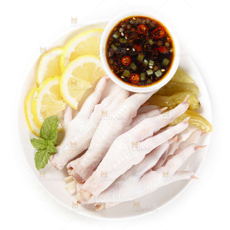 白底上放着一盘鸡爪子