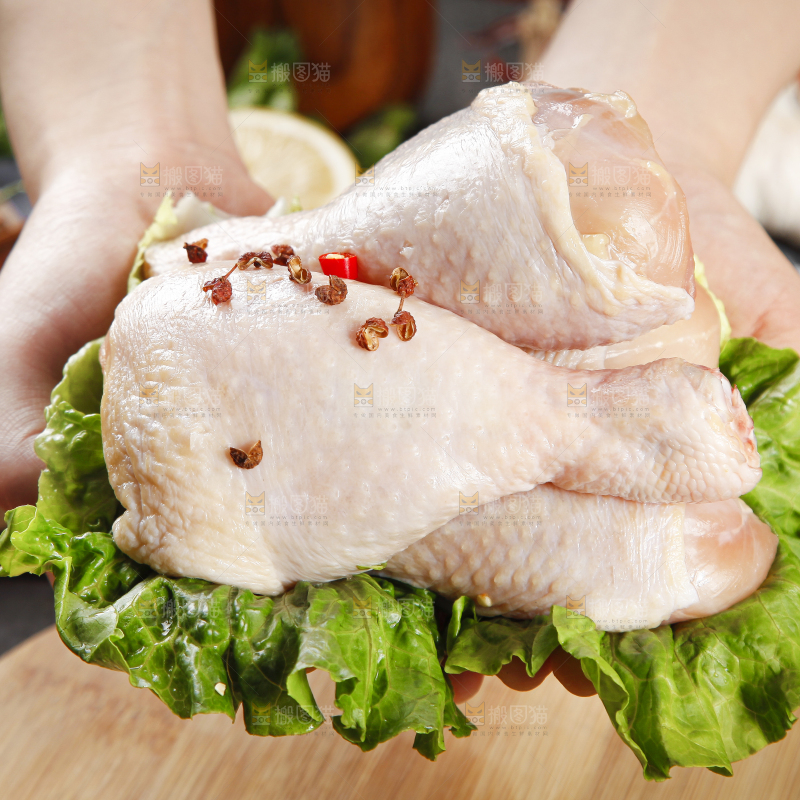 木板上放着新鲜鸡腿