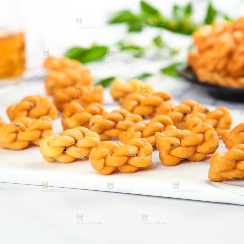 石板上摆放着香酥小麻花