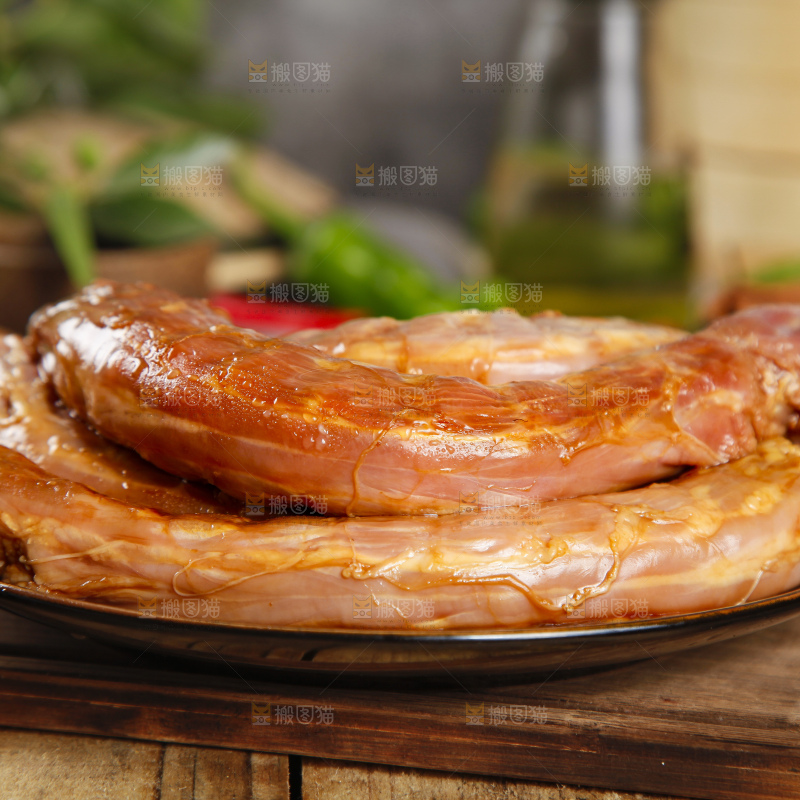木板上放着一盘香辣鸭脖