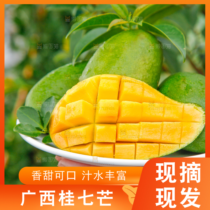 手里端着一盘新鲜芒果