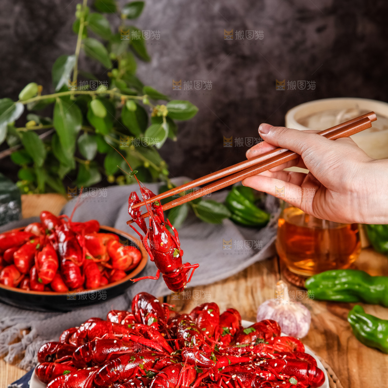 木板上摆着一盘香辣小龙虾