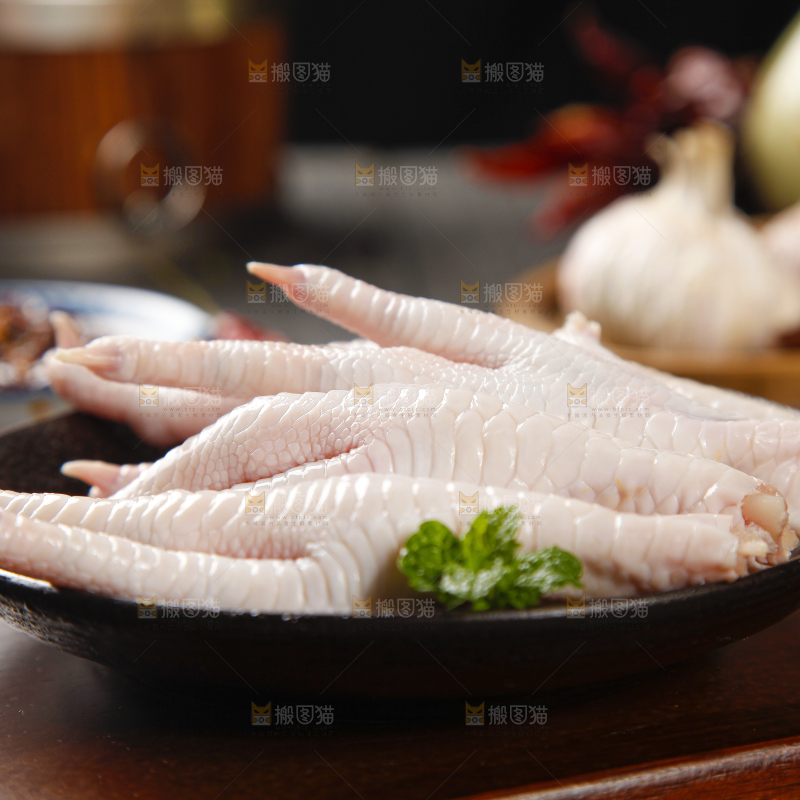 木板上放着一盘鸡爪子