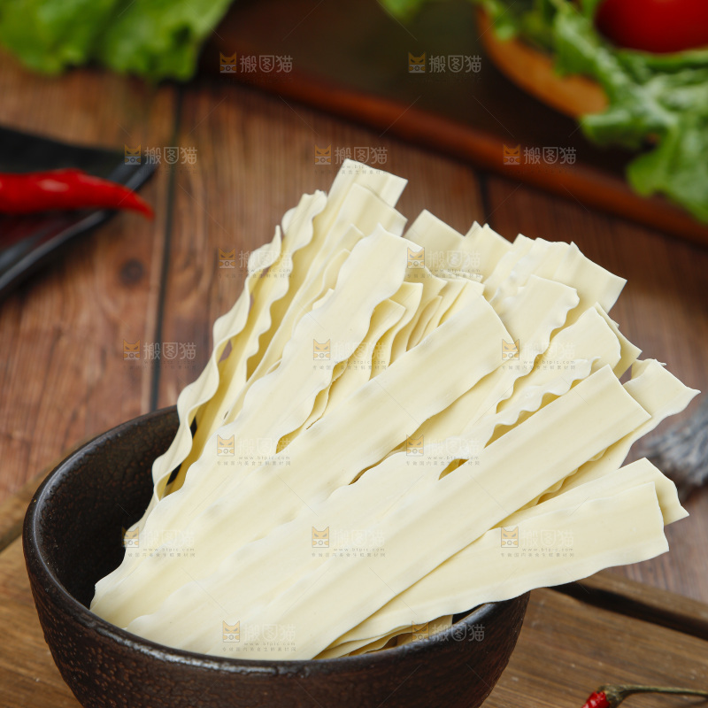 碗里放着爽滑宽面